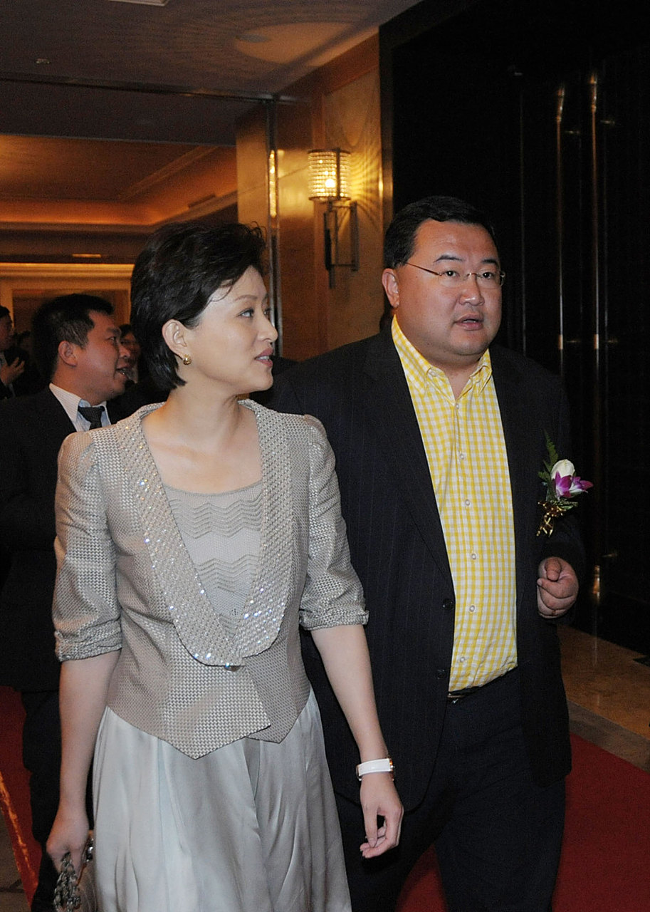 1994年,杨澜与在银行工作的前夫婚姻,转身与亿万富翁吴征步入了婚姻的