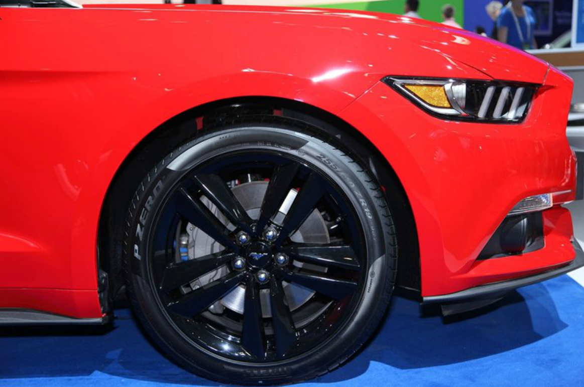 这款车车轮设计非常时尚,轮毂的颜色很好看,很受年轻人的喜欢.