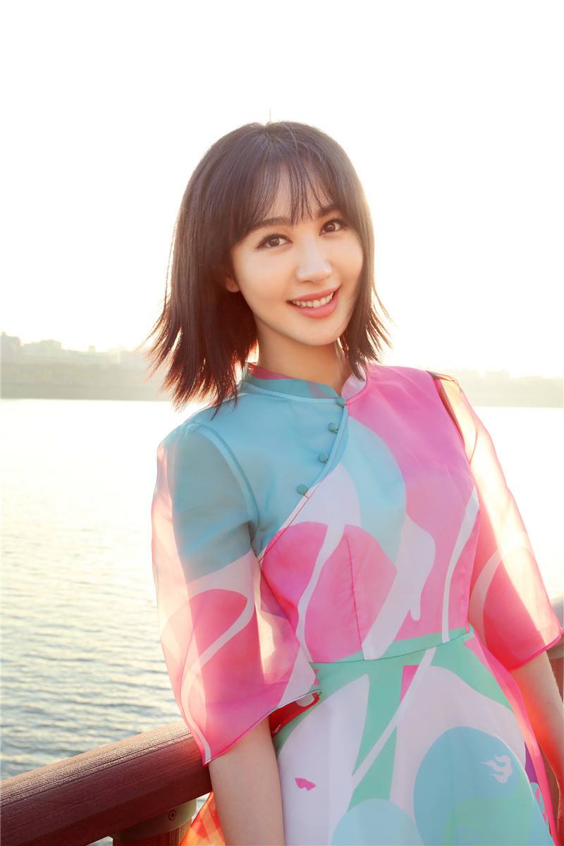 最近李菲儿参加节目《举杯呵呵喝》其中一个片段是教