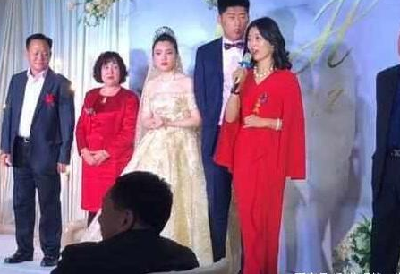 "最美婆婆"网上走红,看到新娘的神情后,网友:惹不起