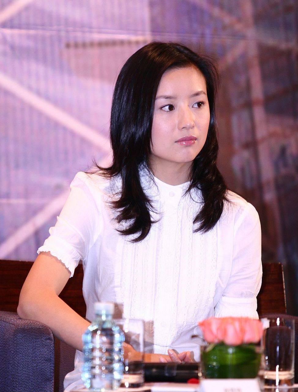 最近有传言称,董洁与潘粤明的儿子顶顶将会签约时代峰峻,成为旗下空降