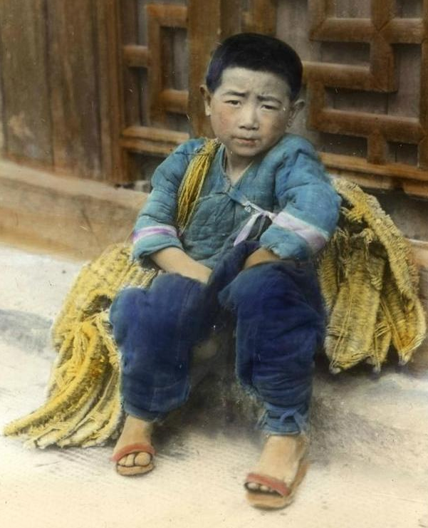 民国老照片,赵四小姐倾国倾城,图3赤脚车夫弯腰拉车穷苦不堪