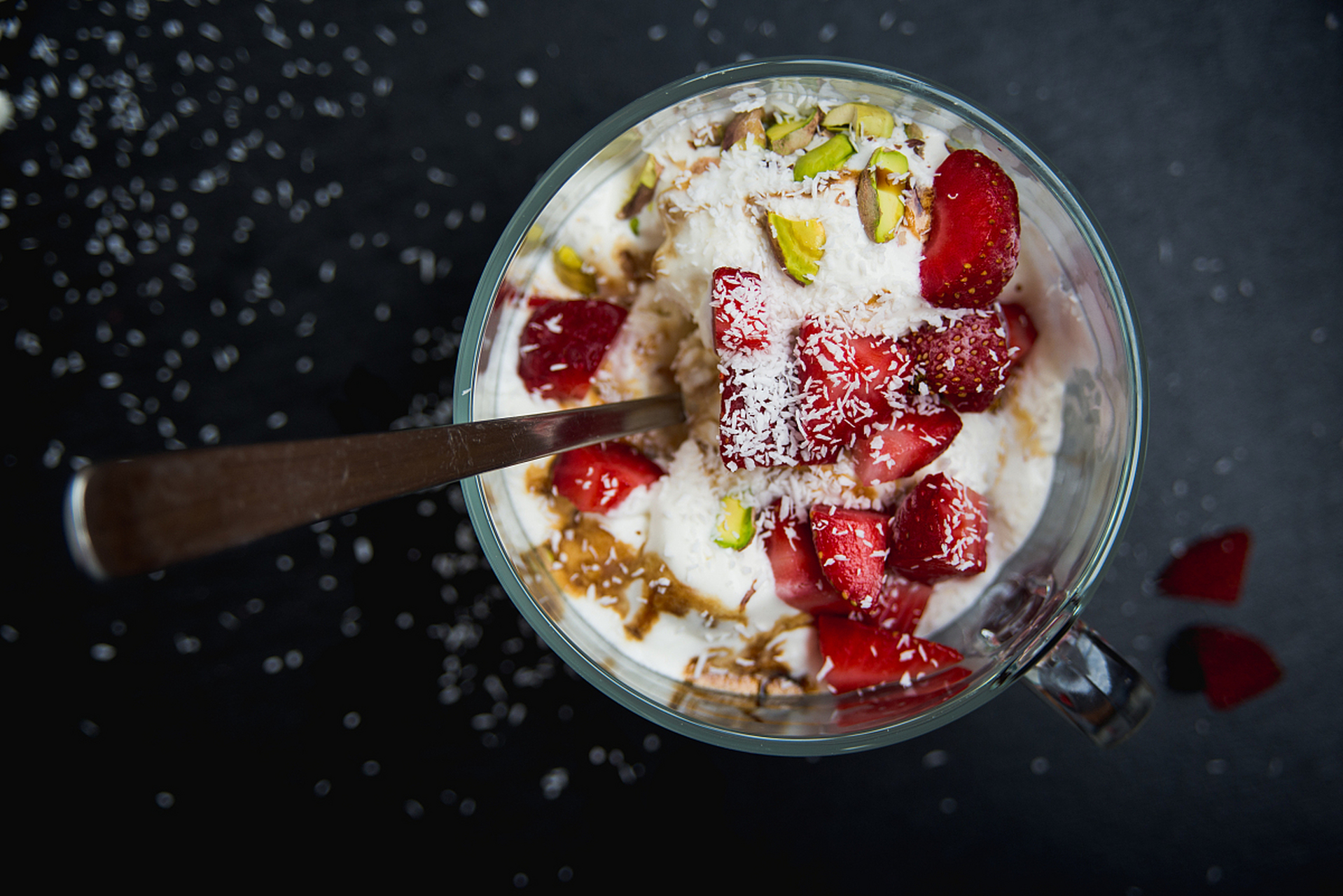 自制草莓冰粉,享受制作乐趣,与家人朋友分享甜蜜时光!