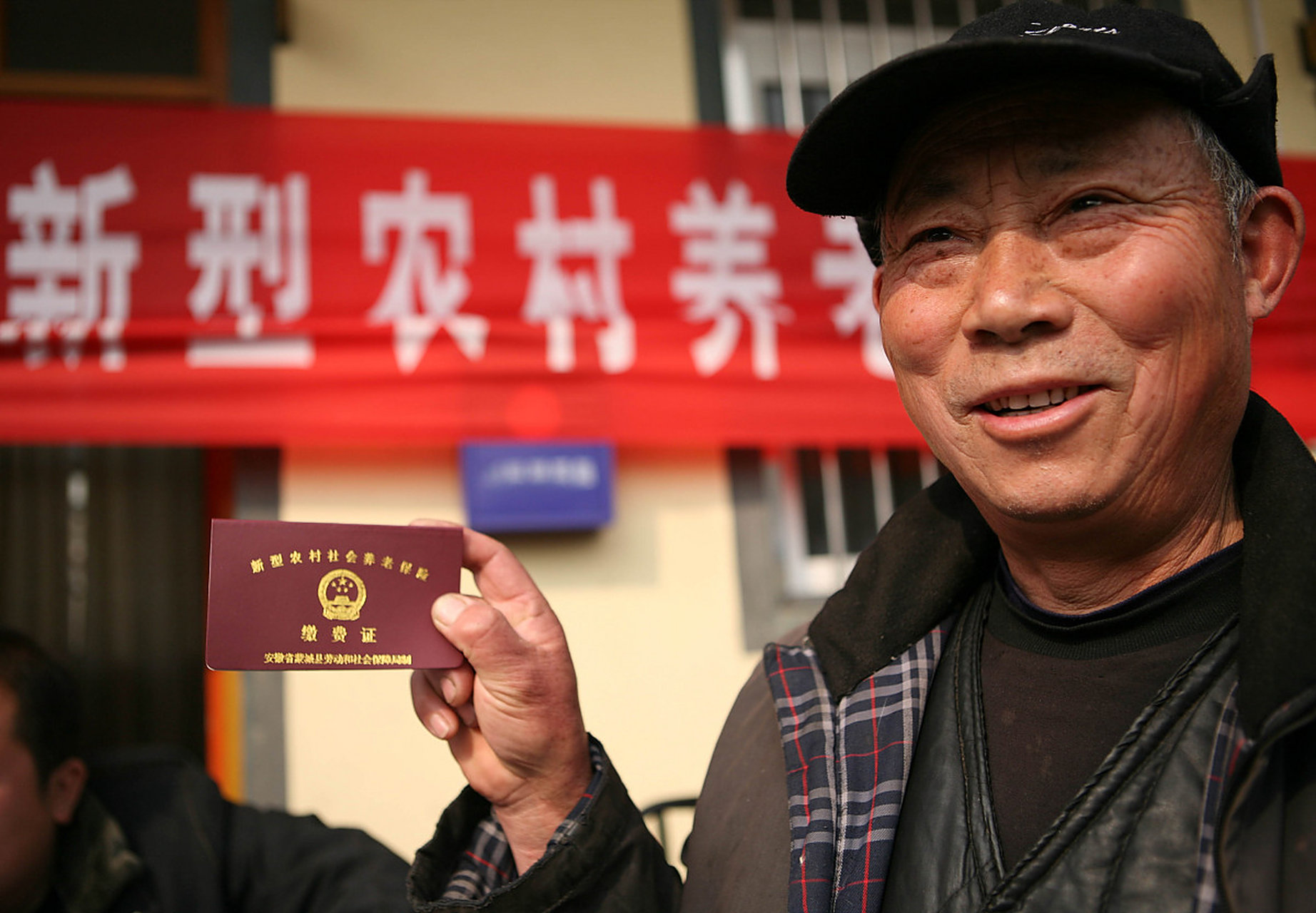 我表妹,她以前一直交农保,开始那会儿就交100块,坚持了8年.