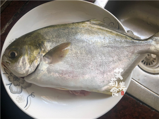 前鱼前,把需要用到的辅料食材准备好,香菜切成小段,青蒜切成小段,准备