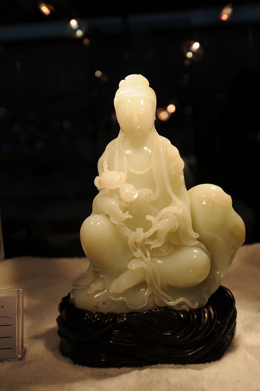 观音菩萨雕像,白玉镶嵌宝石,精美无比,寓意祥瑞.