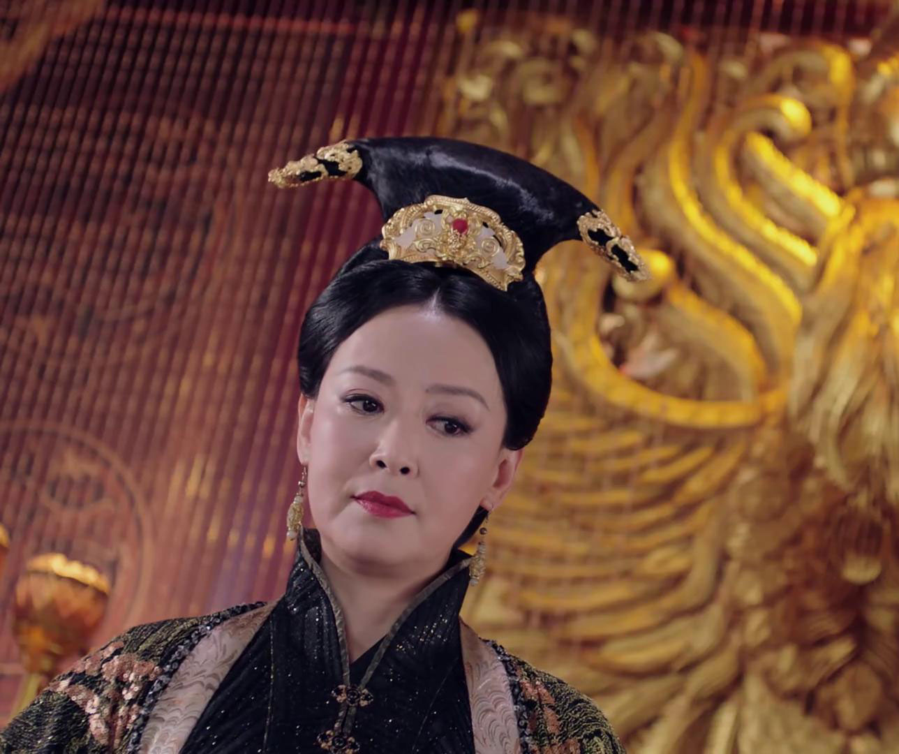 太后的造型,被网友形象称之为"斧头",有没有很接地气的感觉?