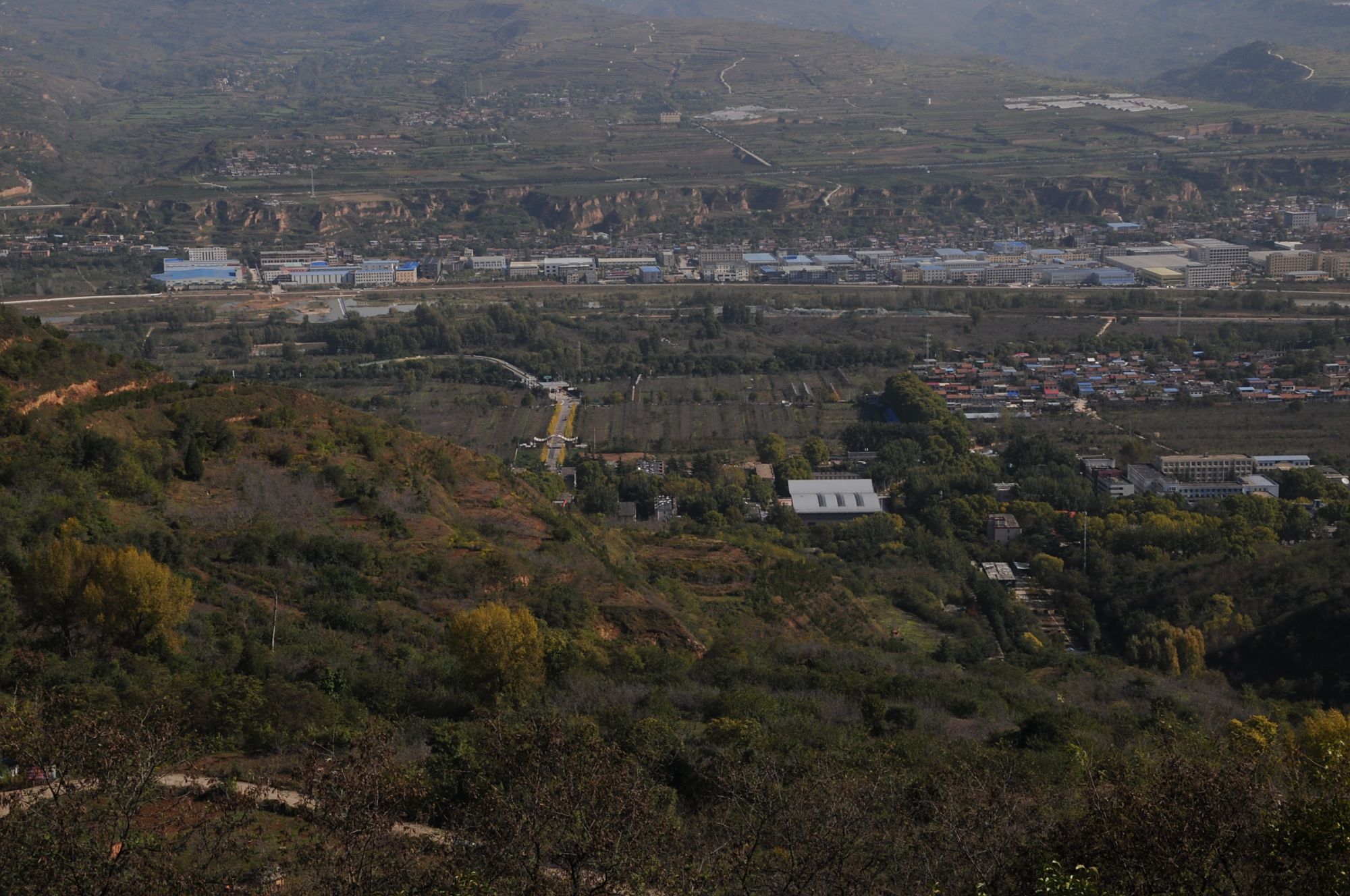 卫星地图看白鹿原,东北部边缘像被"啃"掉了,这是为什么?