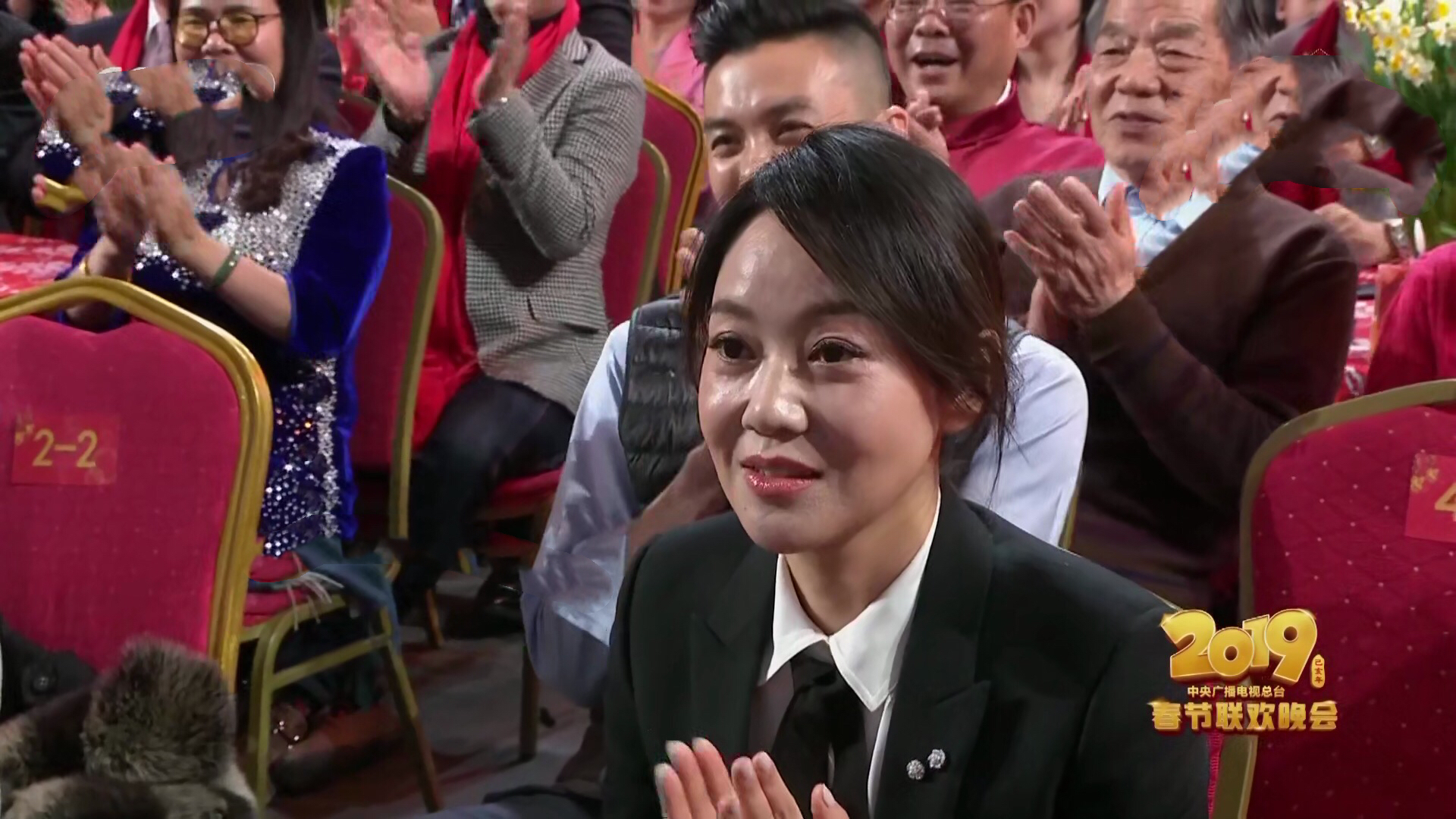 葛优惊喜亮相却被她抢了风采,闫妮的眼神值得深思