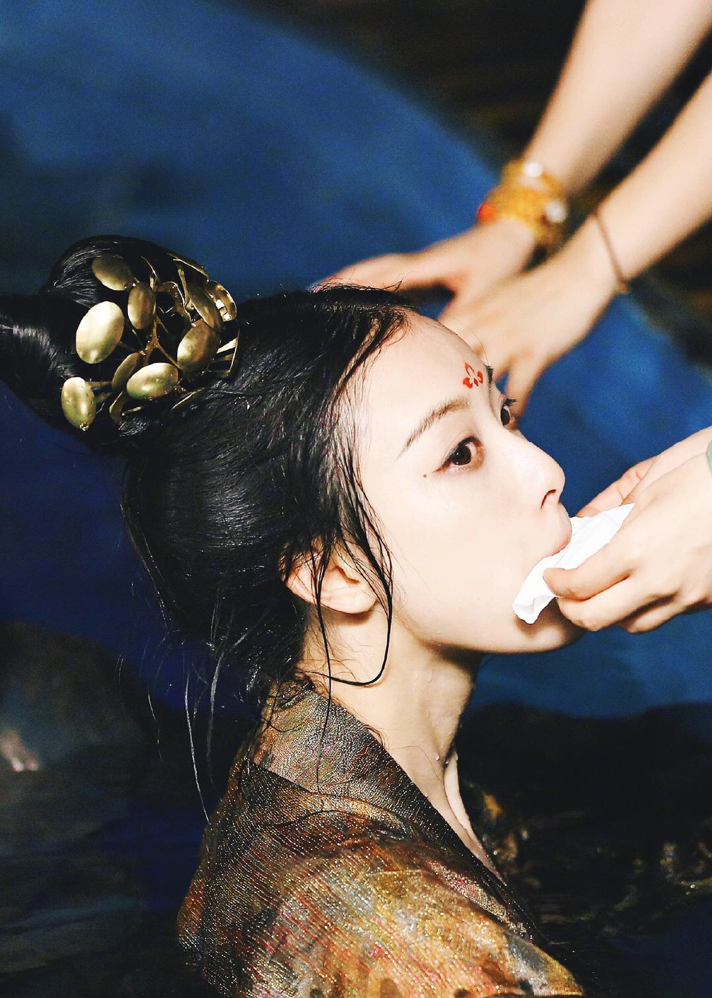 32岁倪妮拍古装落水戏太美了,面若桃花,仿若出水芙蓉般清丽脱俗