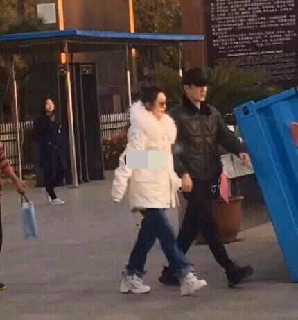 赵丽颖怀孕实锤好事将近?被拍到逛母婴店,身着宽松疑坐实传闻