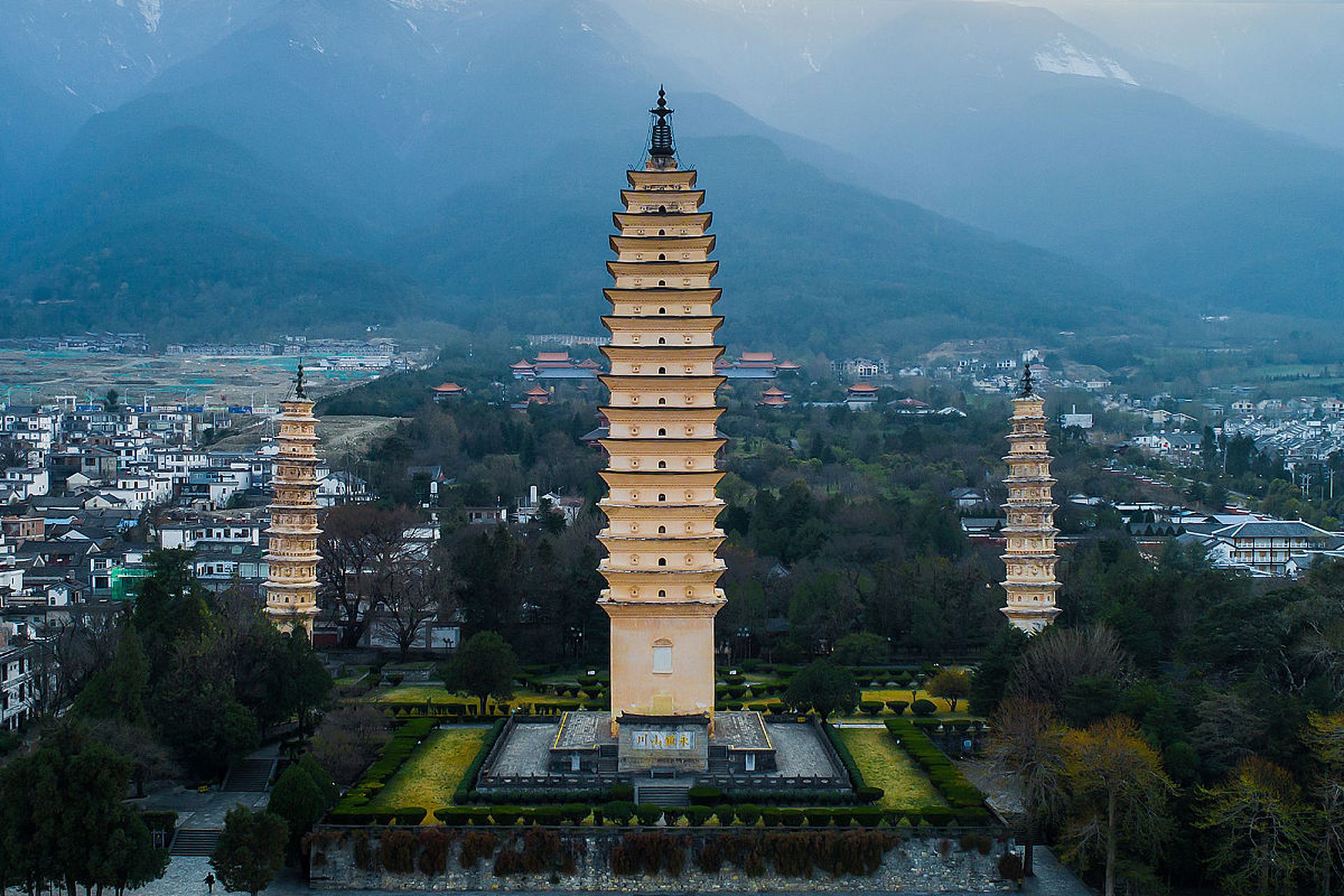 崇圣寺三塔由三座高大的佛塔组成,中间的主塔高69