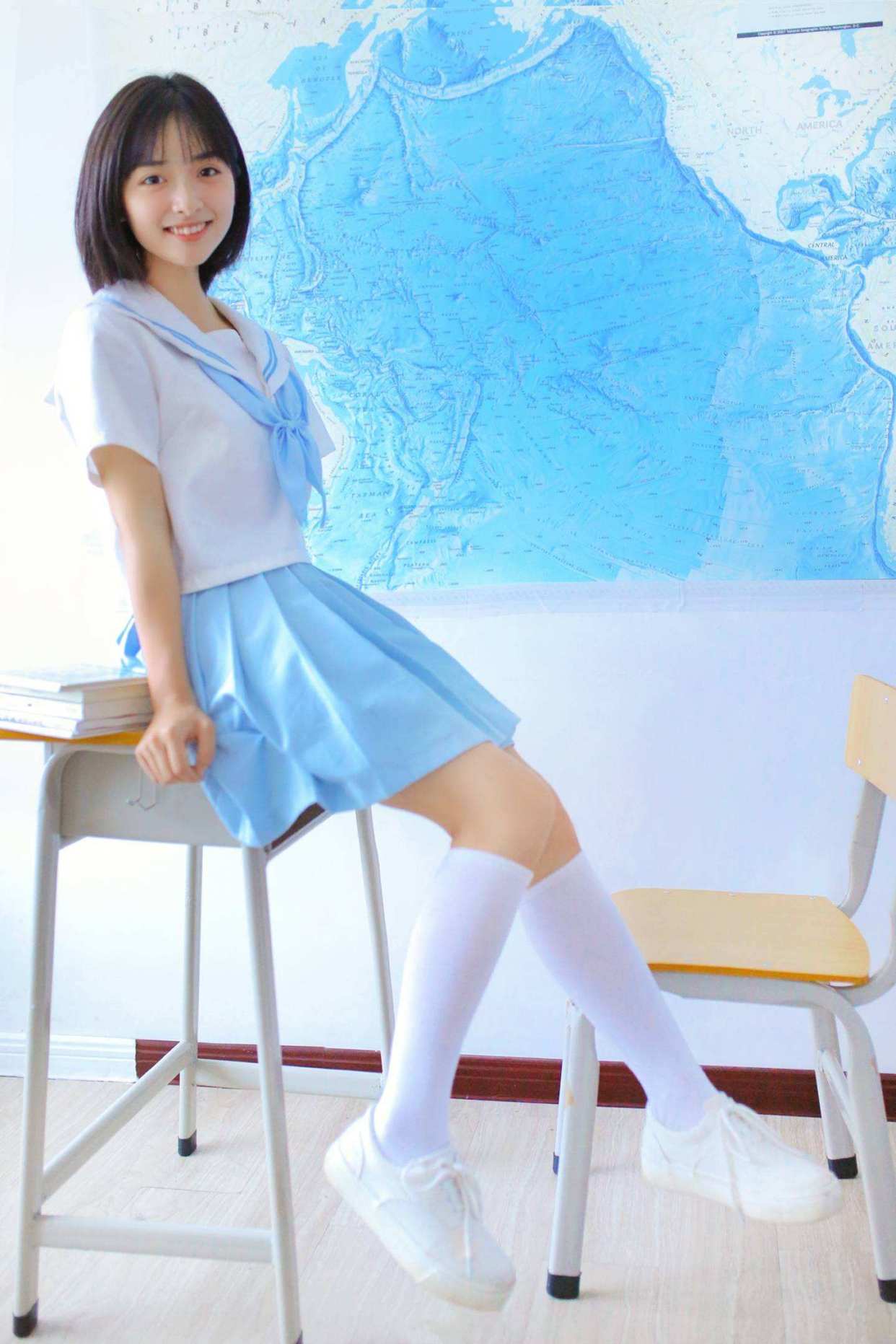 沈月又瘦了,针织毛衣 超短裙穿成日系学生妹,小腿更细成焦点