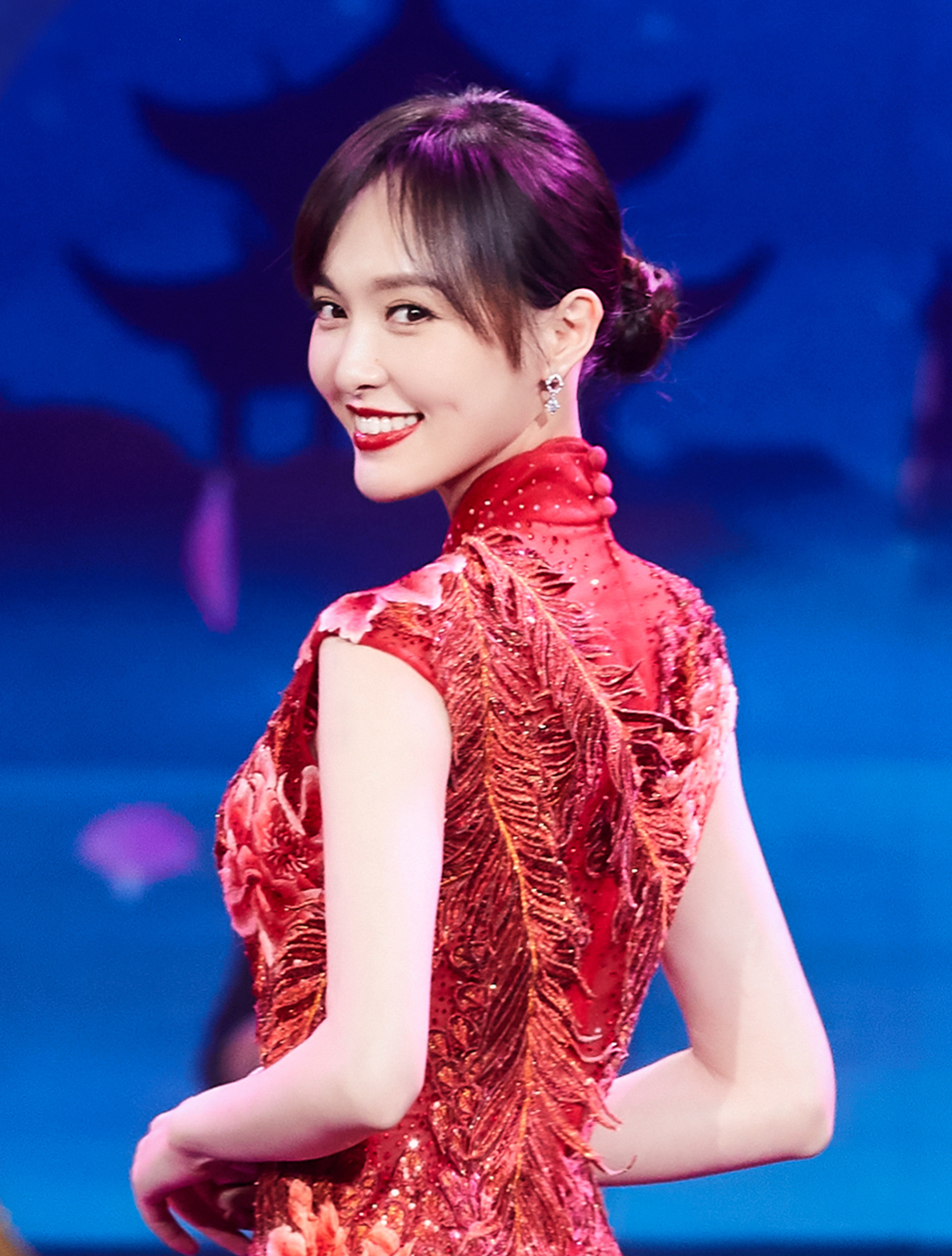 唐嫣元宵晚会造型惊艳,红色旗袍凸显身材,大腿和小腿一样粗