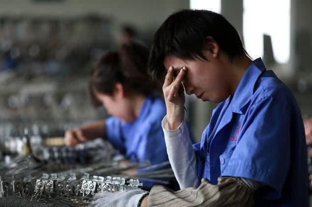 工厂老板:2个月工资没有发用年终奖吊着,老员工的举动吓坏老板