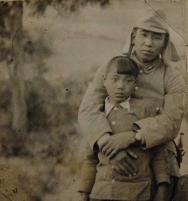 日本鬼子老照片:日军搂着中国小姑娘,这眼神让人看了感到心痛!