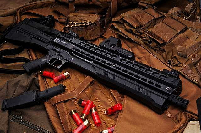 uts-15霰弹枪采用双管式弹仓供弹,霰弹通过位于手枪握把上方的弹仓