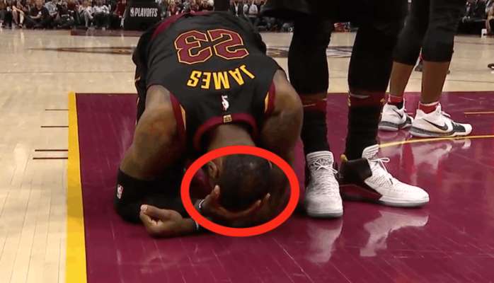 g3:詹姆斯劈头盖脸被打,双膝跪地抱头30秒都起不来!