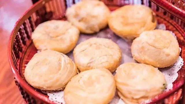 酥甜香脆的宿迁"车轮饼"美食,是乾隆年间流传下来的特色小吃!