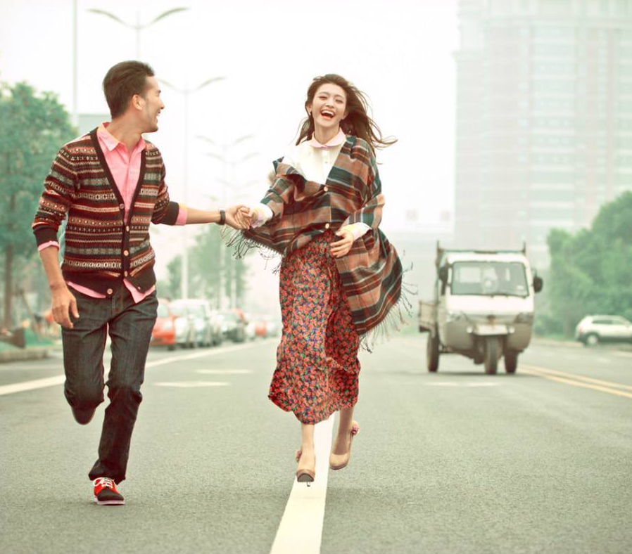 街拍:图三奔跑在马路上的一对情侣,男帅女靓,让人羡慕!