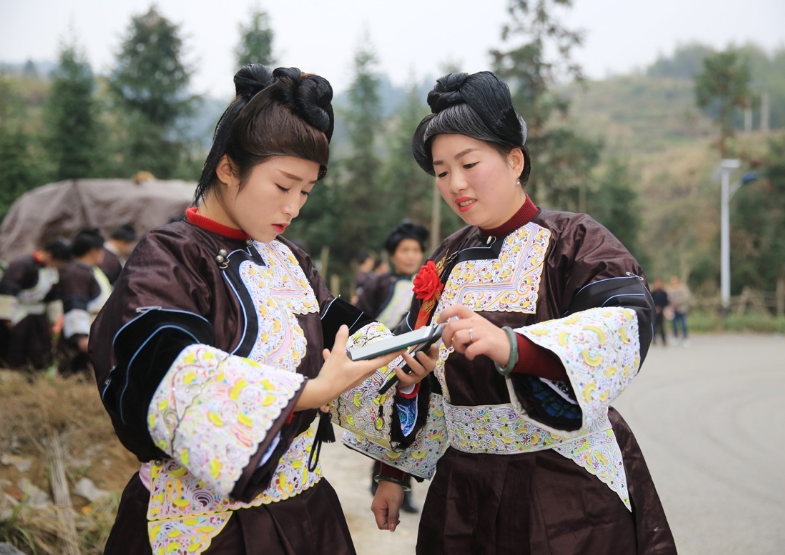 等姑娘们走近了,一个个真的如传说之中水灵秀气,各有各的美.