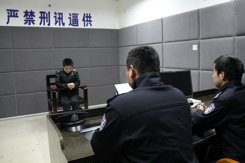 民警买咖啡,发现店主为逃犯