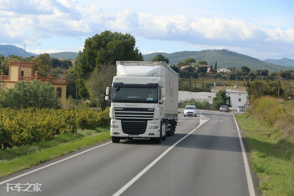 欧洲的卡车真干净,这辆罐车的尾部都能当镜子了.