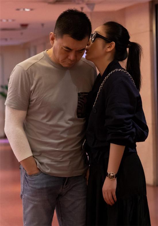 秦海璐王新军罕见合体,贴耳秀恩爱,撒狗粮惹人羡
