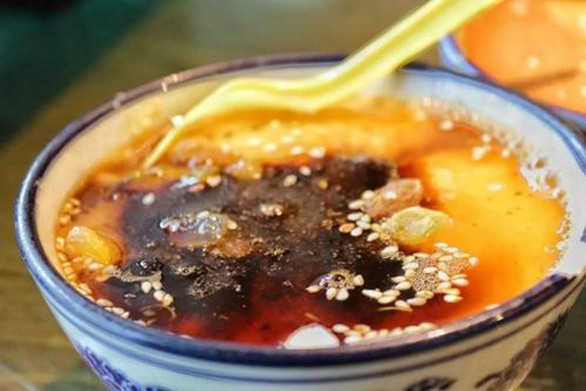 茶汤是北京传统小吃,相传茶汤源于明代,因用热水冲食,如沏茶一般,故名