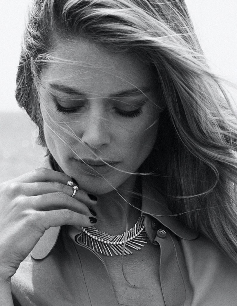 超模刀刀演绎时尚大片,穿贴身长裙自信展曲线,她的腿是真的长