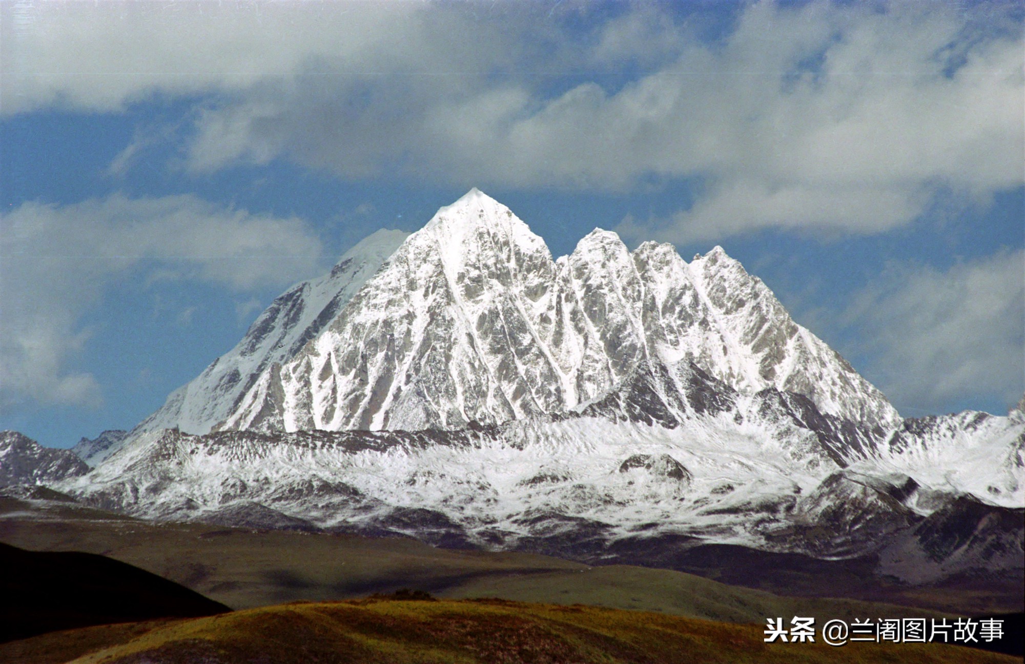 雅鲁藏布江源头杰马央宗冰川:藏语是排列成的万字形的沙石滩