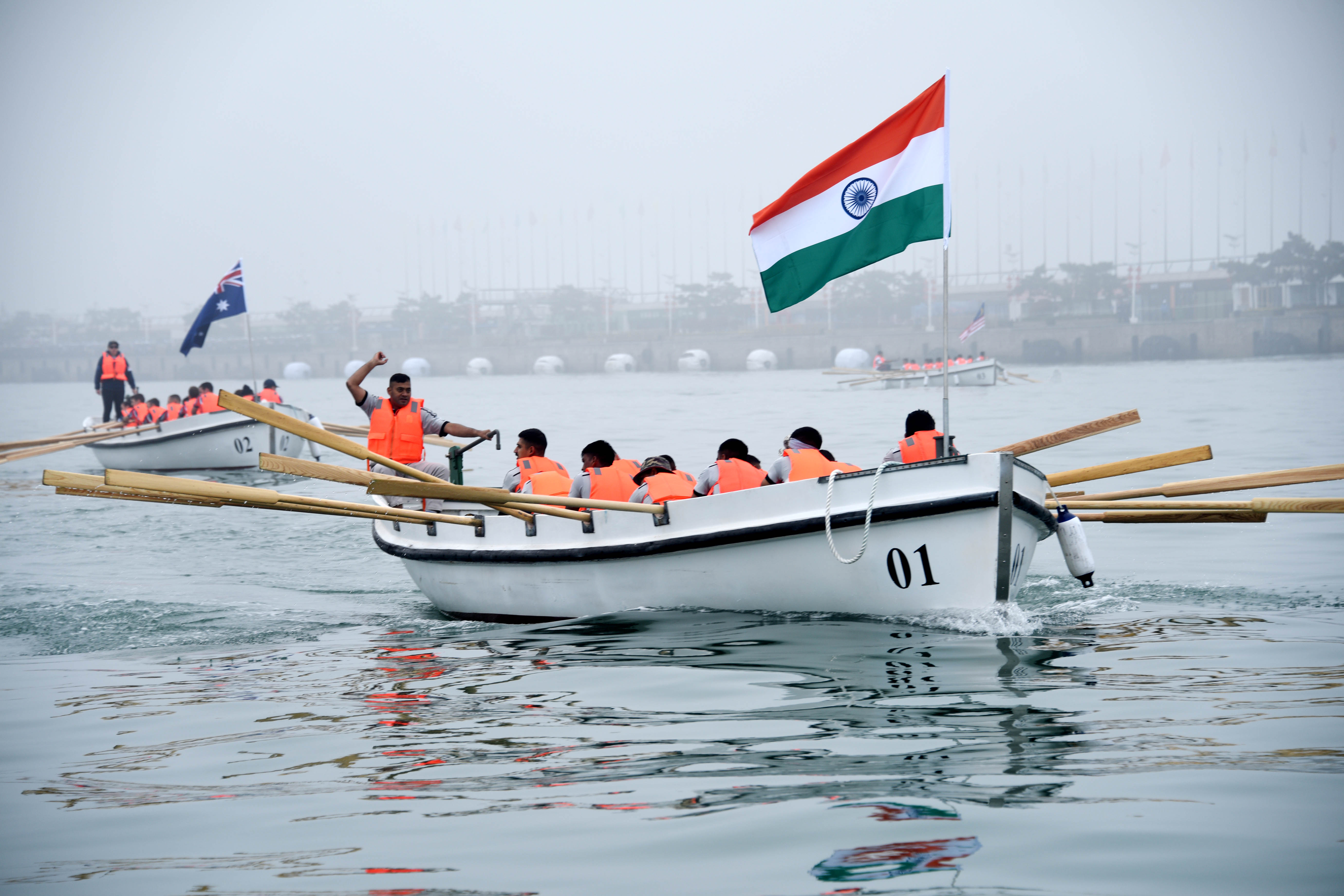 (人民海军70年)(1)多国海军活动舢板比赛举行