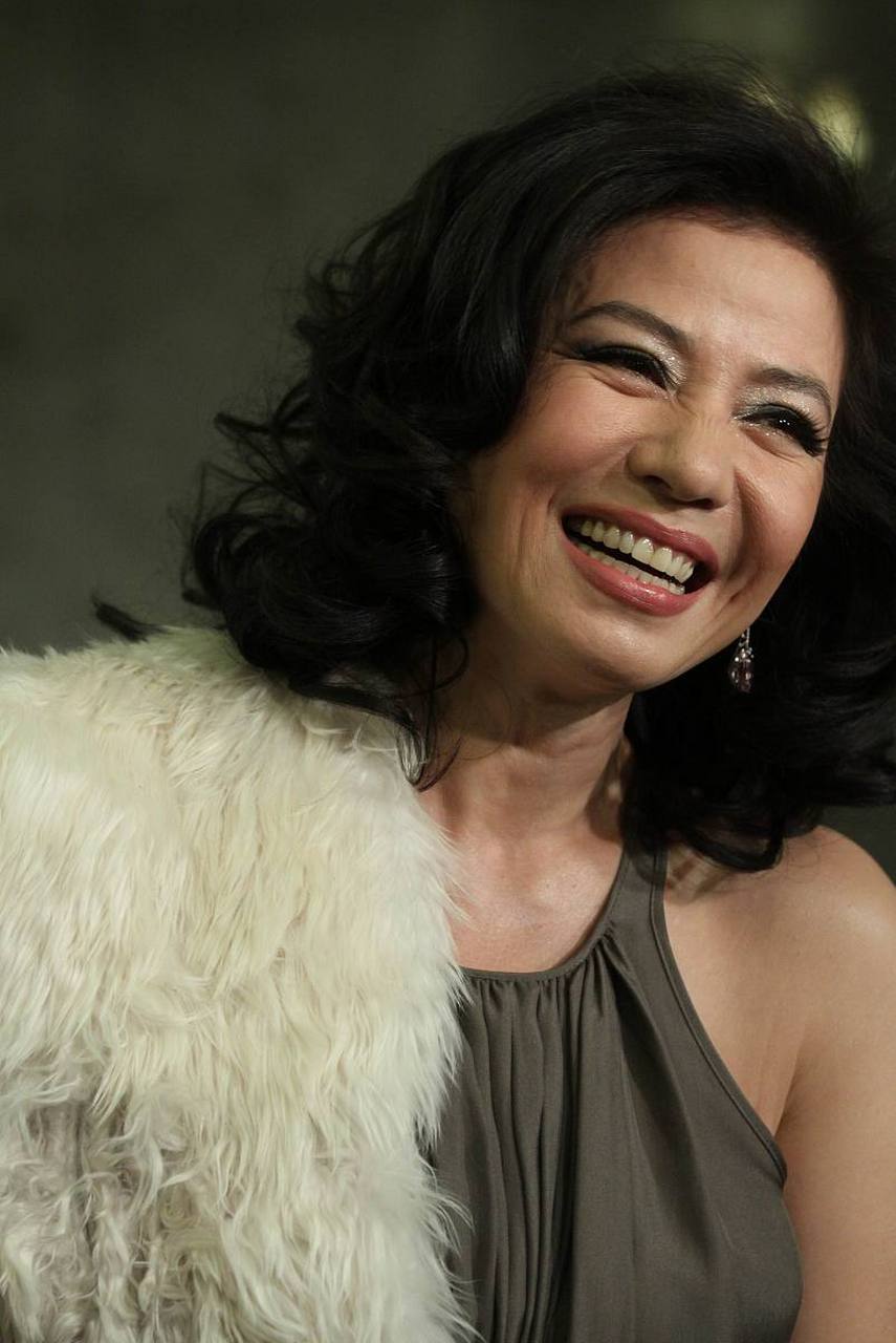 当年,有位富商邀请钟楚红吃饭,他嘚瑟的说:"陪我吃个饭,送你一条八百