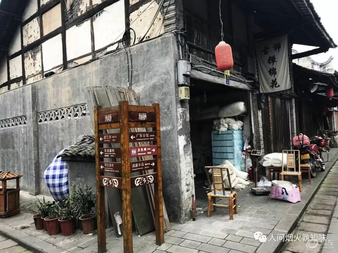 在成都新场古镇戏水晒太阳,感受那份裹挟着农耕气息的原始与质朴