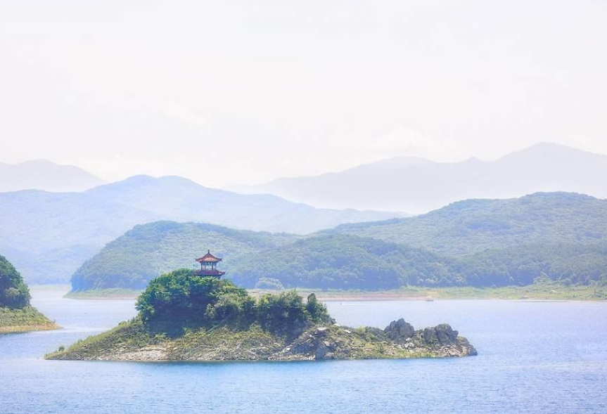 五虎岛是松花湖中最著名的一座岛屿,位于距离电站大坝西南17公里的湖