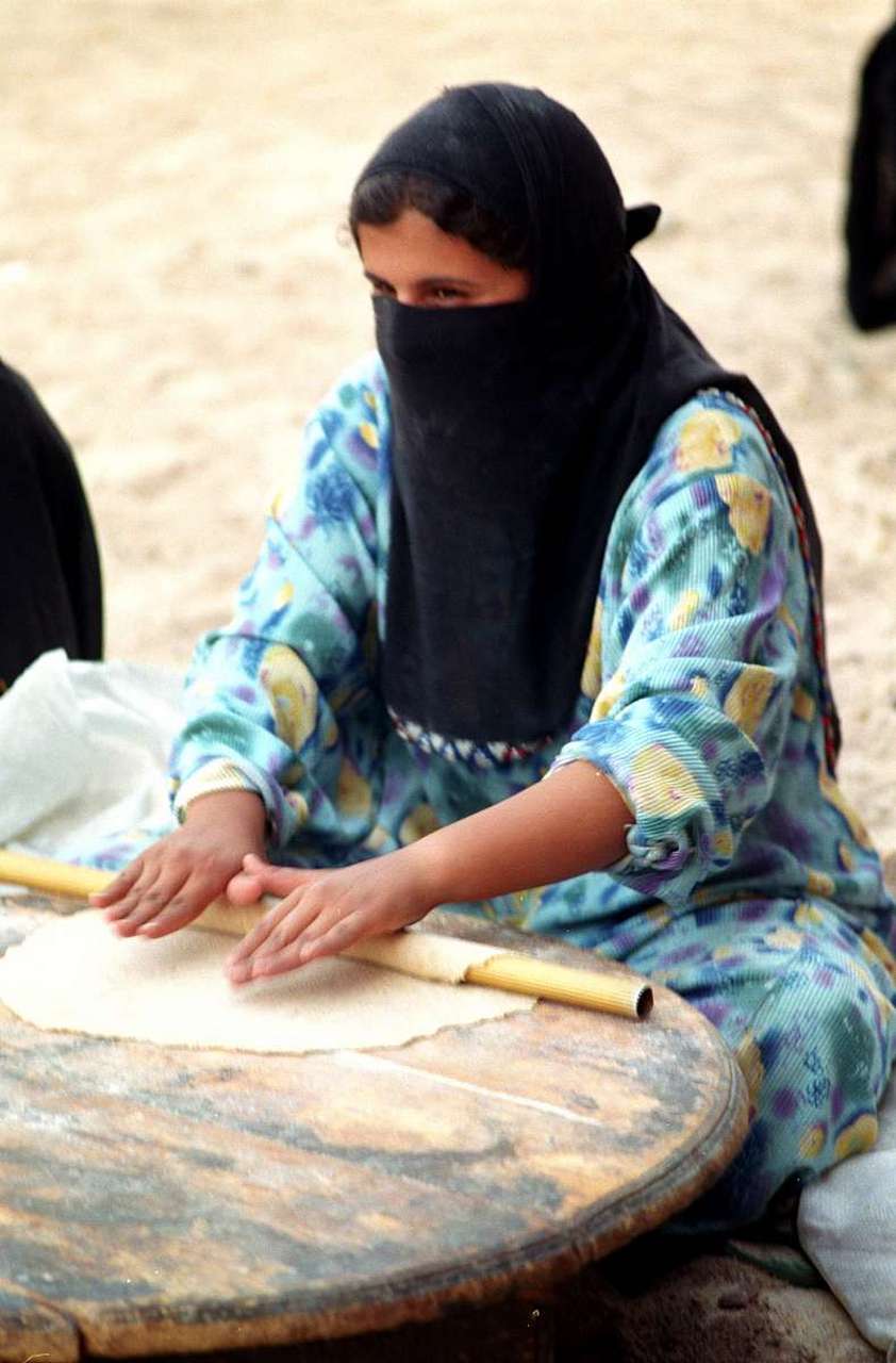 贝都因人选择了原始的荒野生活,他们喜欢野性的自由,不愿意接受城市