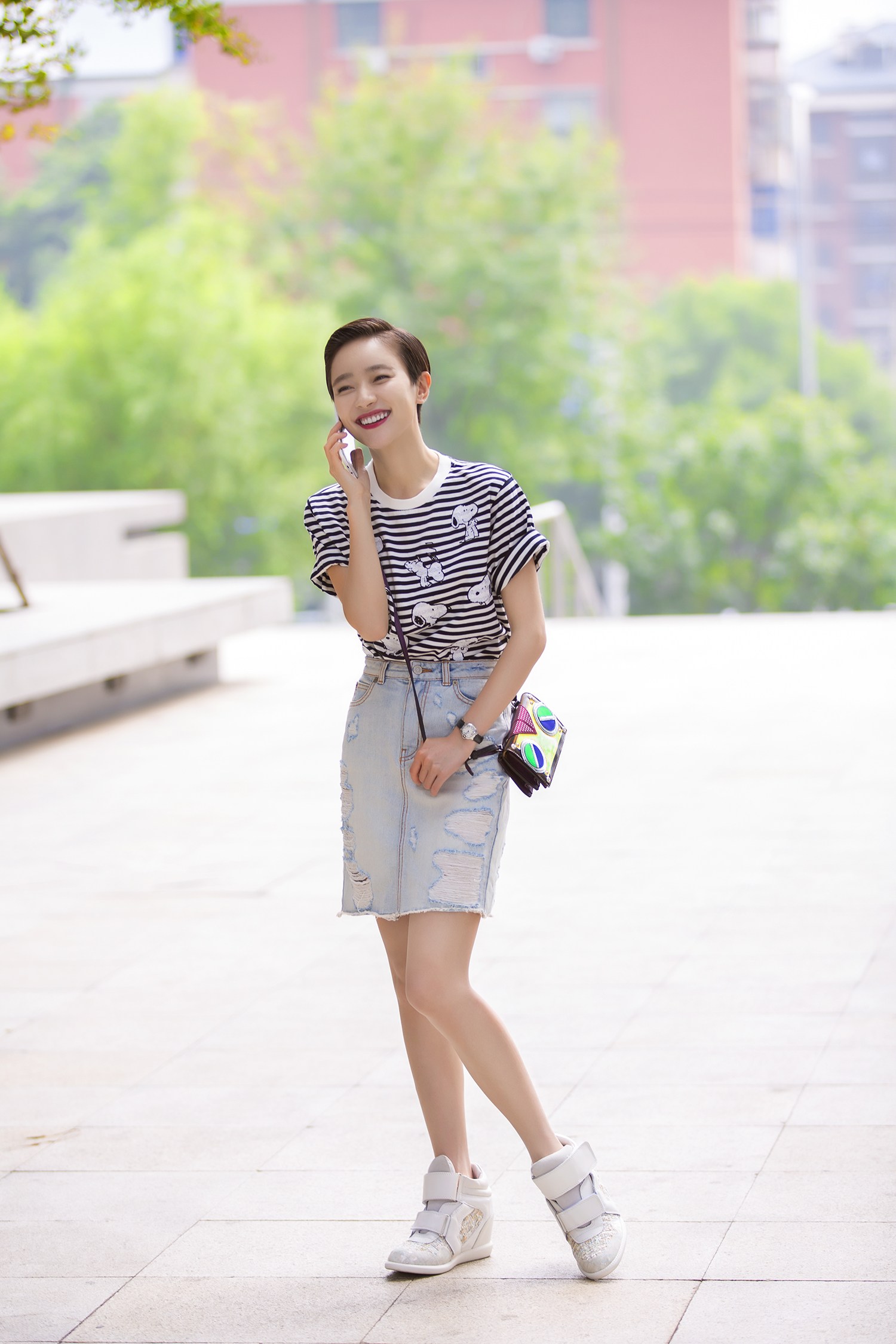 街拍:这位小姐姐笑起来超甜的,短发的她美的毫不逊色