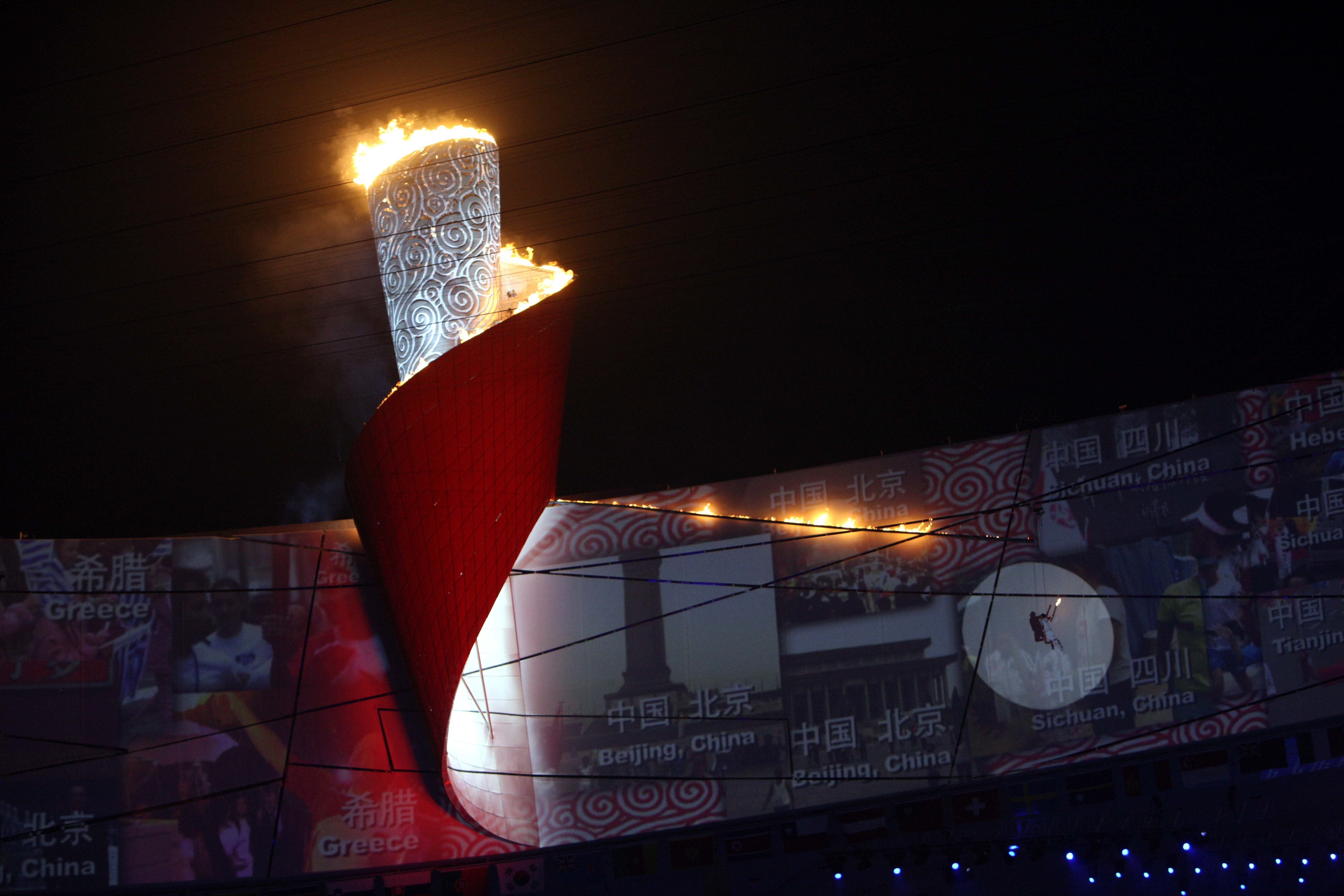 奥运火炬雕塑图片