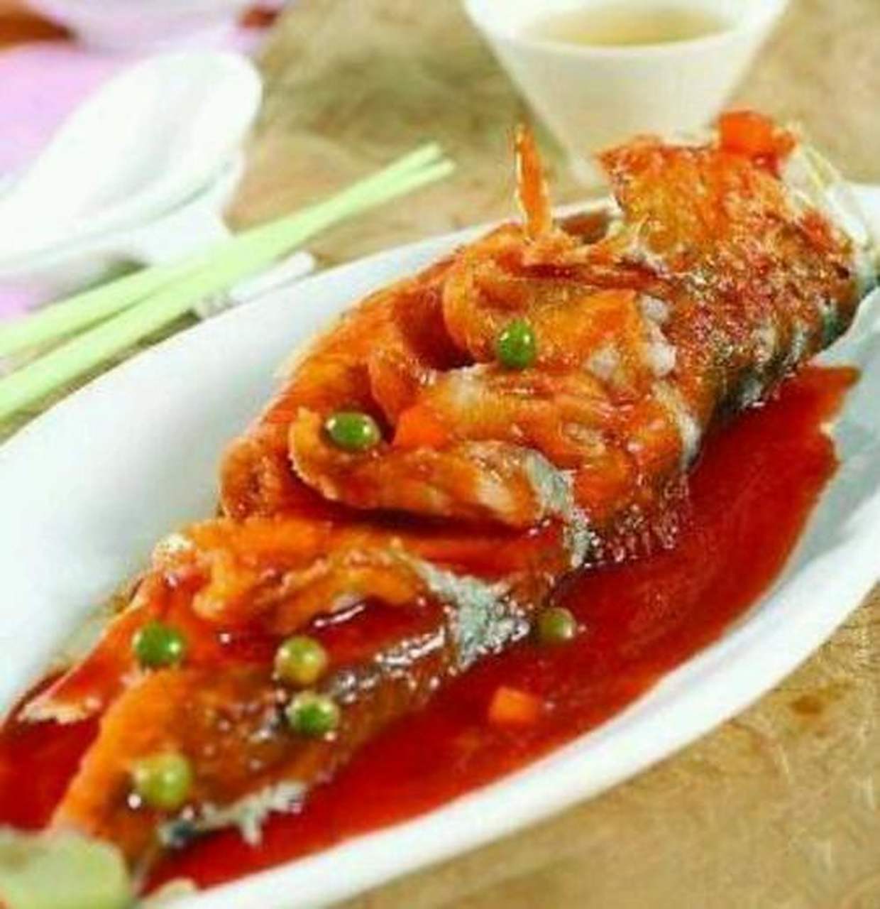 醋溜鱼是广东地区汉族传统名菜,佐洒佳肴.