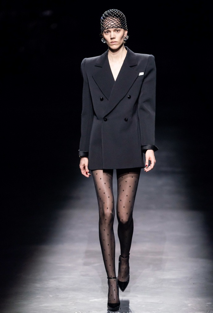 大垫肩重出江湖!2019saint laurent秋冬大秀