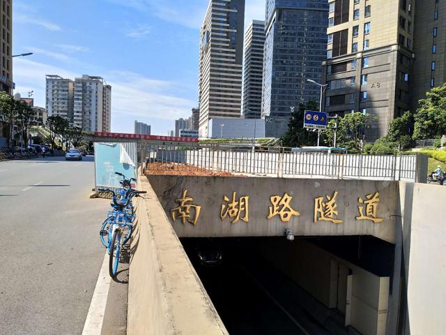 长沙南湖路隧道口路面塌方围挡施工 记者核实:隧道排水堵点改造