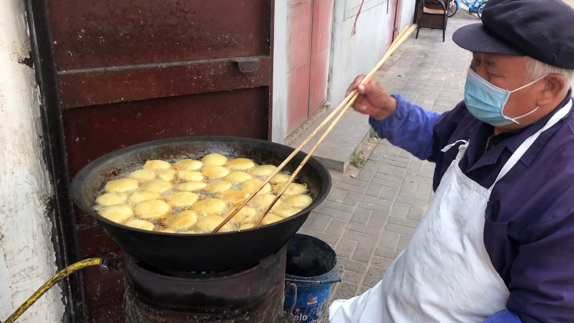 河北街头传统小吃,香甜的炸糖糕1元一个,泡菜米线8元一份很开胃
