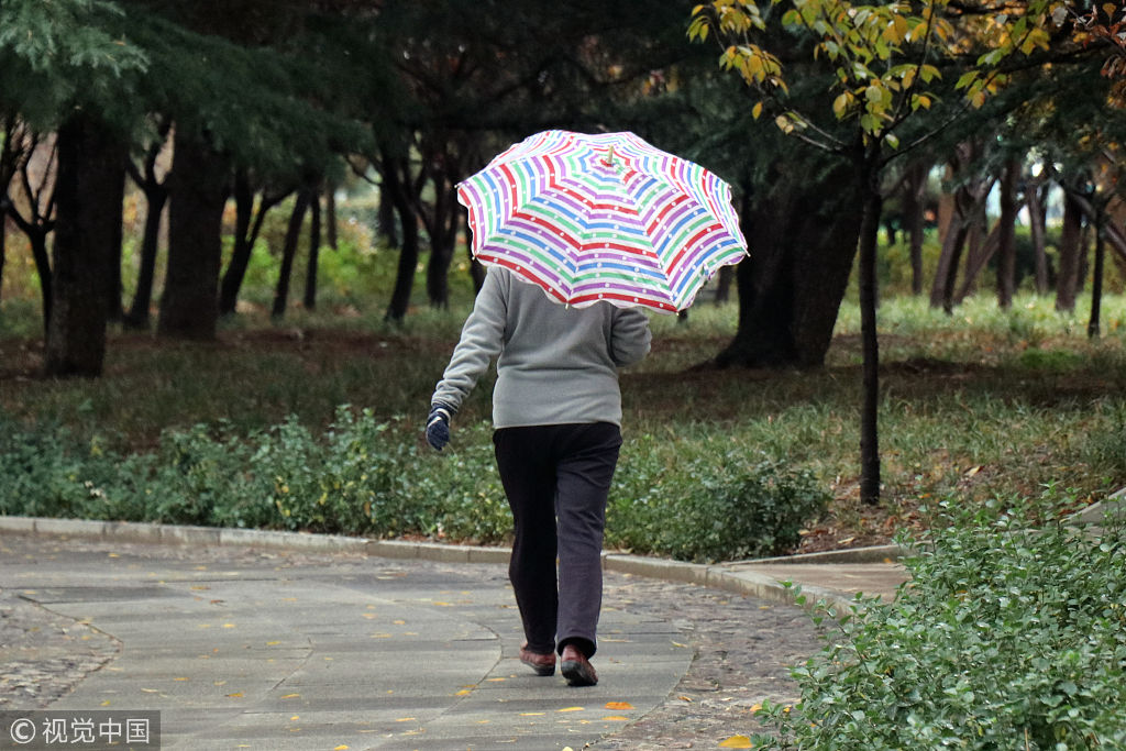 山东泰安秋雨来袭气温普降 烟雨蒙蒙行人匆匆