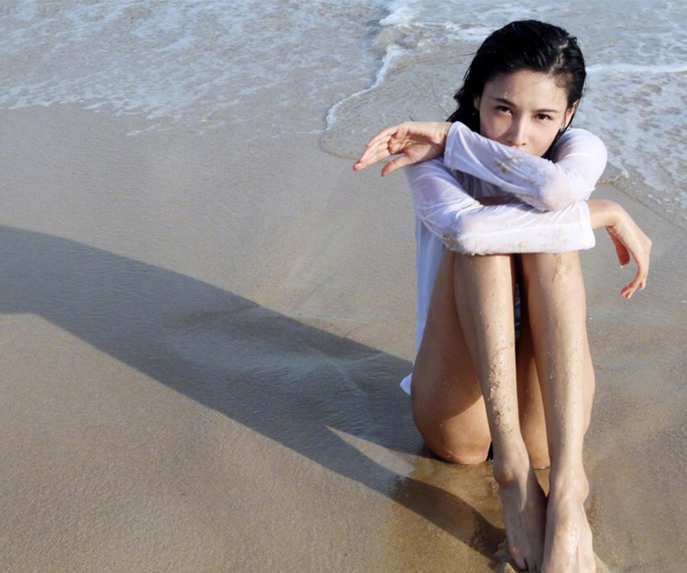 成龙御用女打星,张蓝心晒性感泳装照,一个侧影就够了!