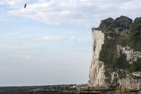 法國發明家首先使用懸浮滑板跨越英吉利海峽