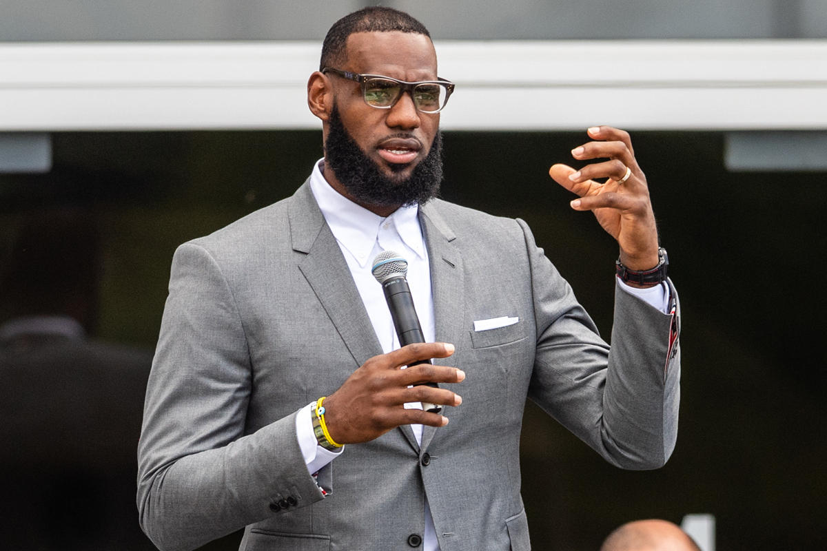 特辑-詹姆斯出席"i promise"学校揭幕仪式