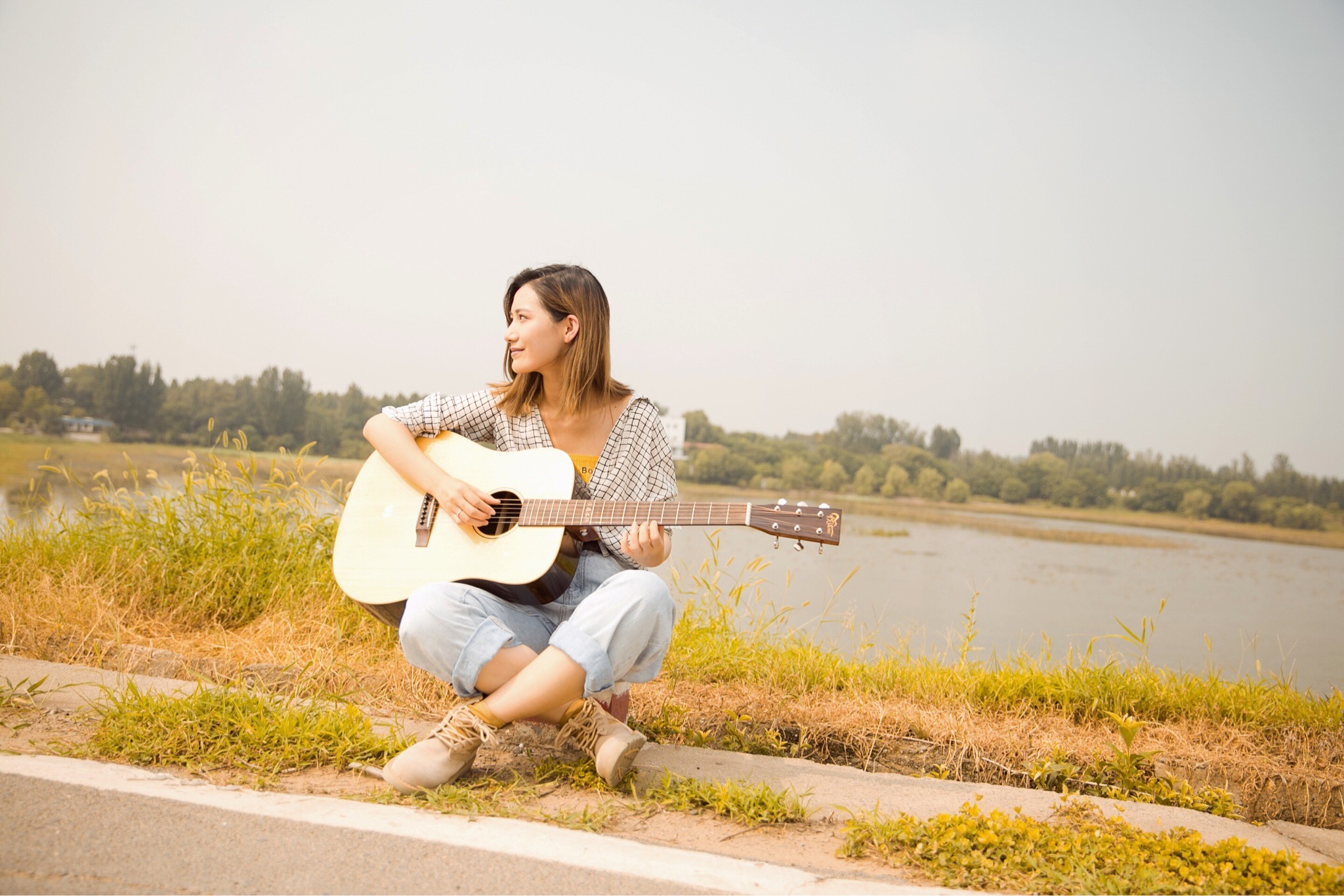 民间美女流浪歌手演唱图片