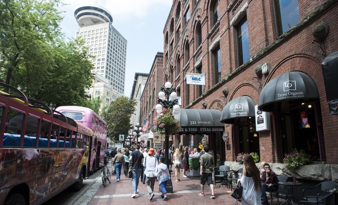 煤气镇,又译盖斯镇,是温哥华最古老的一区也是文明的发祥地