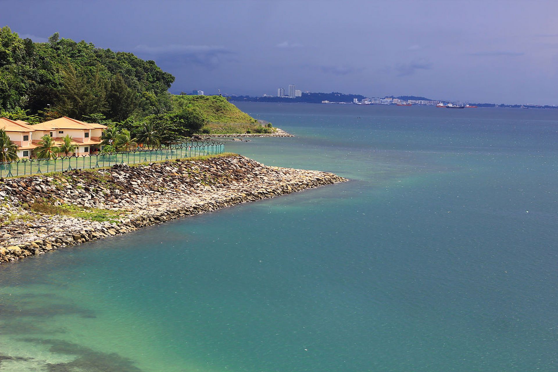 情人岛,位于三亚蜈支洲岛的西北部,以奇特的海滨景色和丰富的海洋生态