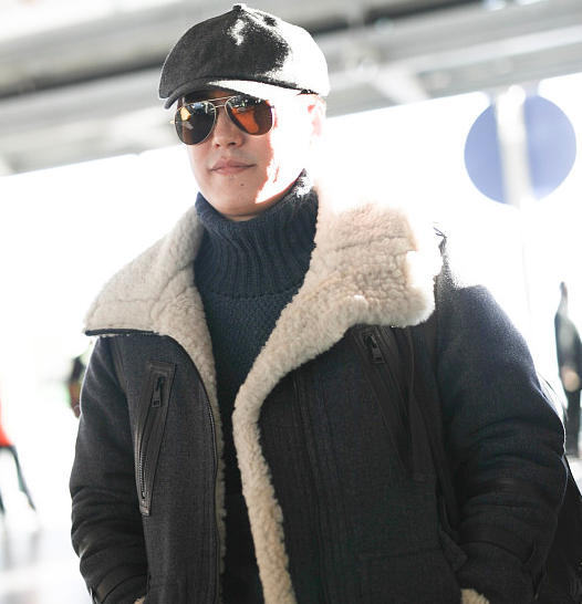 "老干部"靳东戴墨镜现熟男魅力,穿皮衣似帅气侦探时髦保暖!